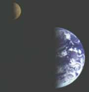 la tierra y la luna vistas desde el Voyager