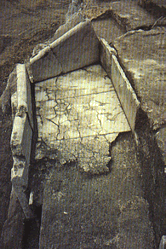Este es un ejemplo de un suelo de mármol que se encontró en una excavación