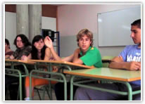 Alumnos en aula debatiendo