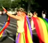 fotografa de chica bailando con bandera de arco iris