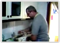 Hombre fregando platos en la cocina