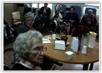 Ancianos sentados alrededor de una mesa en residencia