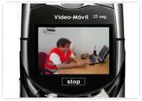 Telfono mvil, en su pantalla aparece un colaborador de la Cruz Roja sentado