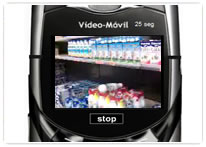 Telfono mvil, en su pantalla aparece paquetes de leche sobre las estanteras de un supermercado
