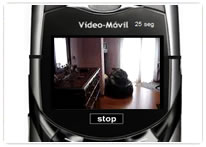 Telfono mvil, en su pantalla detalle de un dormitorio: cmoda y silln negro