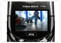 Telfono mvil, en su pantalla aparecen dos chicas jugando de forma violenta en los pasillos de un instituto