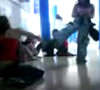 Dos chicas jugando de forma violenta en pasillo de instituto