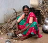 Mujer hind sentada y trabajando