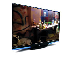 Televisor mostrando restos de bebidas alcohlicas sobre mesa