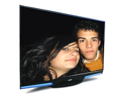 Televisor mostrando cara de chico y chica