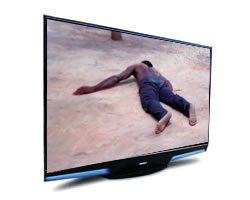 Televisor mostrando hombre muerto. Se encuentra en el suelo y con el torso desnudo