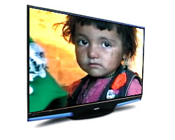 Televisor mostrando rostro de nio con la cara sucia y semblante triste