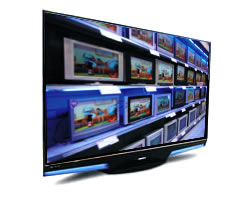 Televisor mostrando hilera de monitores en tienda de electrodomsticos