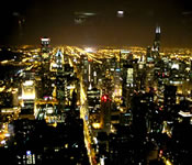 Gran ciudad iluminada de noche