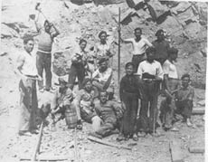 Grupo de hombres en un campo de concentracin
