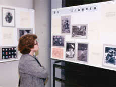Mujer mira cuadros en la exposicin