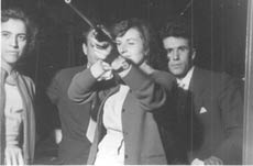 Mujer apuntando con escopeta