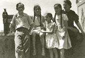 Con su madre y hermanos en el patio de su casa, 1937